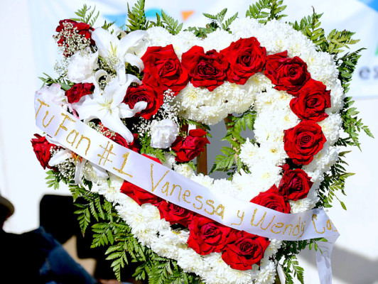 Homenajes espontáneos a Jenni Rivera en México y Estados Unidos