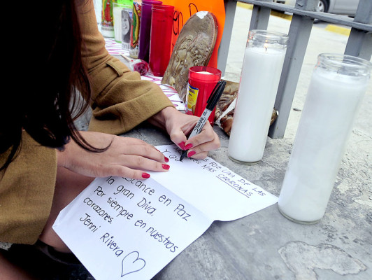 Homenajes espontáneos a Jenni Rivera en México y Estados Unidos