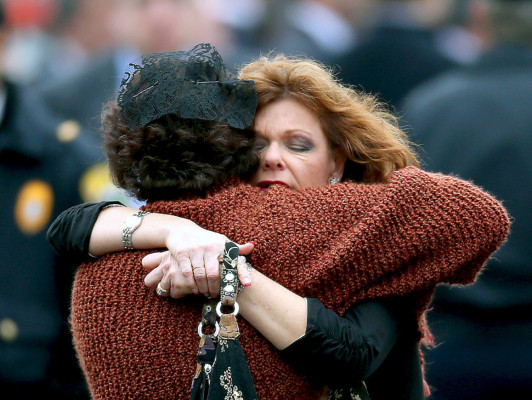 Entierran a primeras víctimas de masacre en escuela de Connecticut