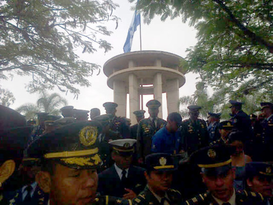 Cañonazos al alba marcan tributo a la patria