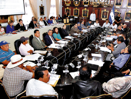 Lobo integra comisión por Ley de Telecomunicaciones