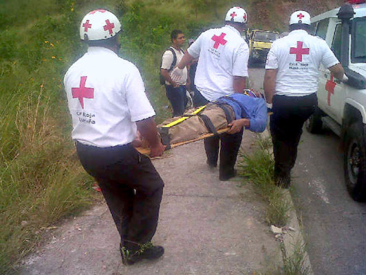 Padre e hijo lesionados al caer vehículo en hondonada