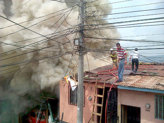 Incendio consume parte de fábrica de muebles en Comayagüela