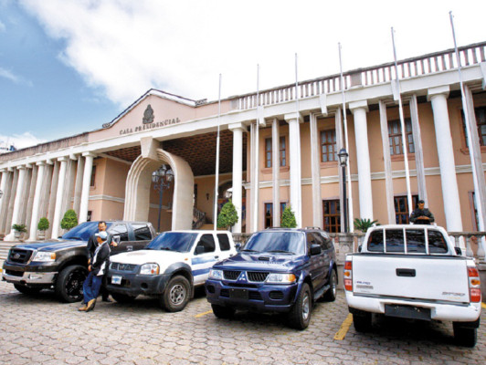 Vehículos circulan sin placas ni logo del Estado