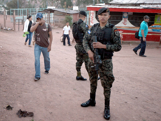 Militares seguirán en las calles hasta 2014