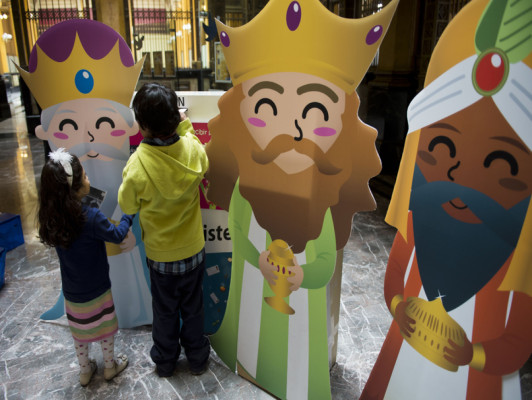 Fiesta de Reyes Magos ilusiona a niños del mundo