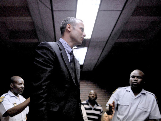 Prensa afirma que Pistorius casi le dispara a un amigo