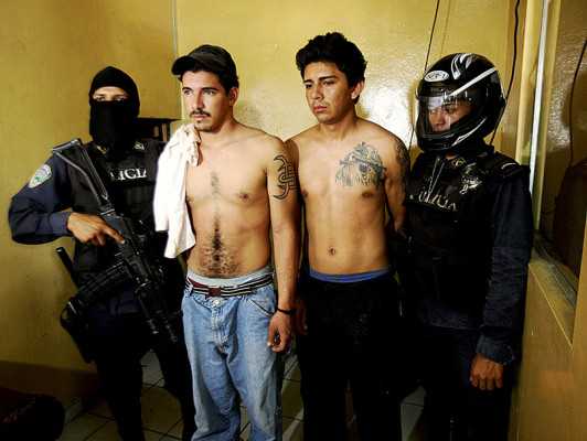 Policía rescata a joven que estaba a punto de ser asesinado