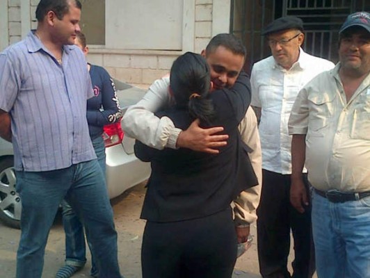 Retiran cuerpos de piloto y pasajeros de avión