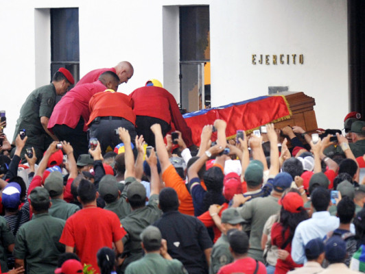 Exponen en capilla ardiente restos de Chávez