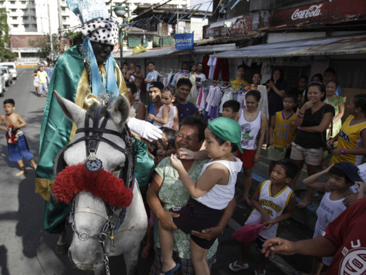 Fiesta de Reyes Magos ilusiona a niños del mundo