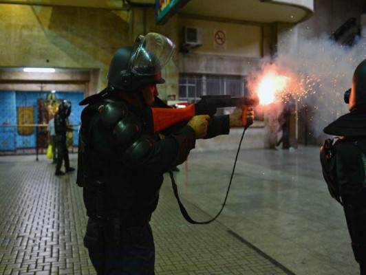 Policía y manifestantes chocan en estación ferroviaria