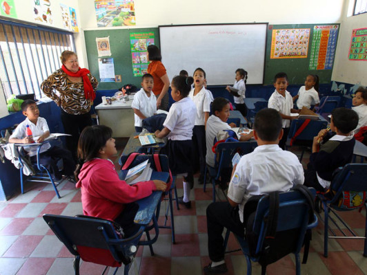 Maestros paralizan clases en Tegucigalpa