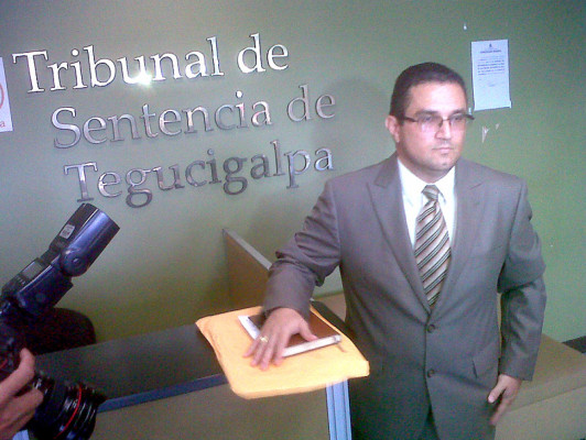 Demandan por difamación a Andrés Pavón