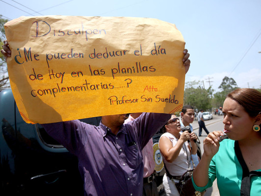 Maestros se toman Dirección Departamental