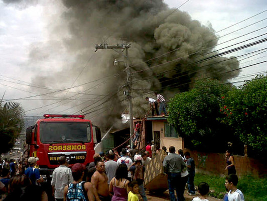Incendio consume parte de fábrica de muebles en Comayagüela