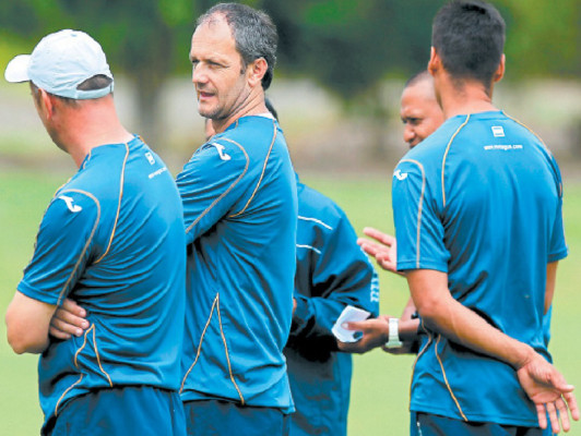 Risto se esconde de los micrófonos previo al clásico