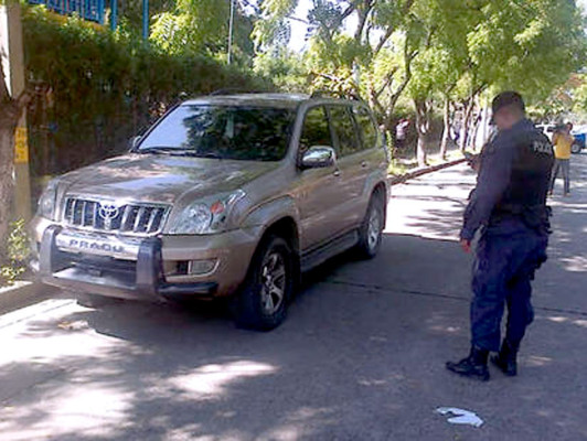 Acribillan a dueño de autolote y guardaespaldas