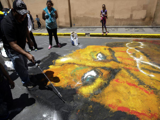 Alfombras adornan calles de Tegucigalpa