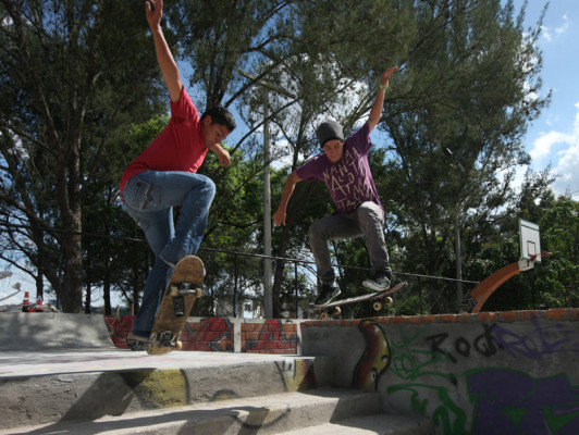 Jóvenes construyen su propio skatepark en El Obelisco