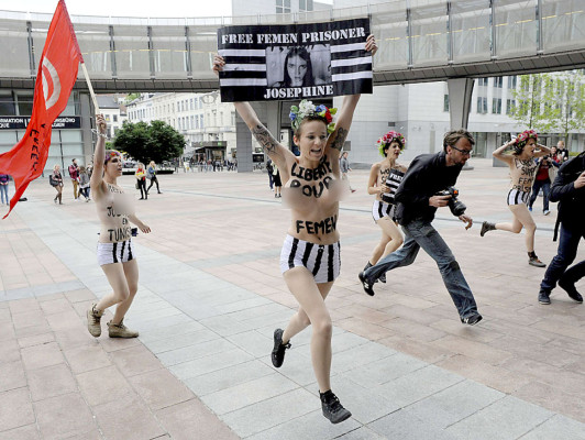 Activistas de Femen protestan en topless
