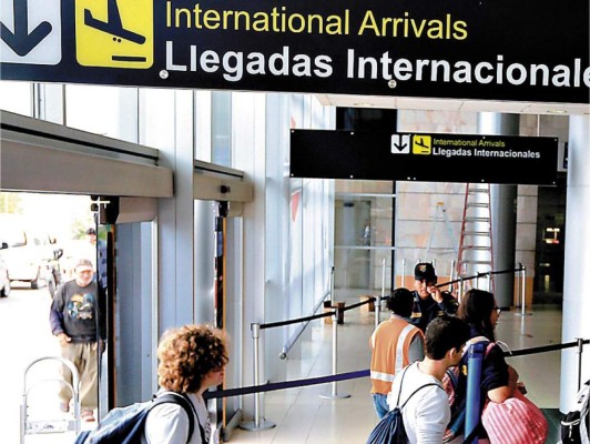 Preparan 300 agentes para controlar aeropuertos