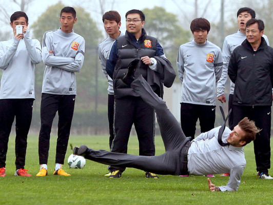 La caída de David Beckham en China