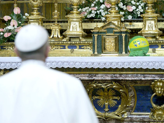 Francisco condena 'lobby gay' del Vaticano