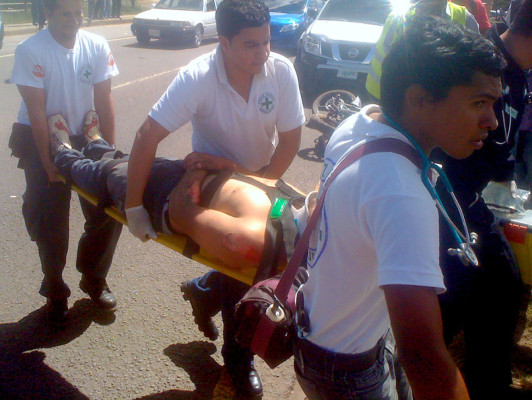 Carro arrolla a motociclista en el anillo periférico de Tegucigalpa