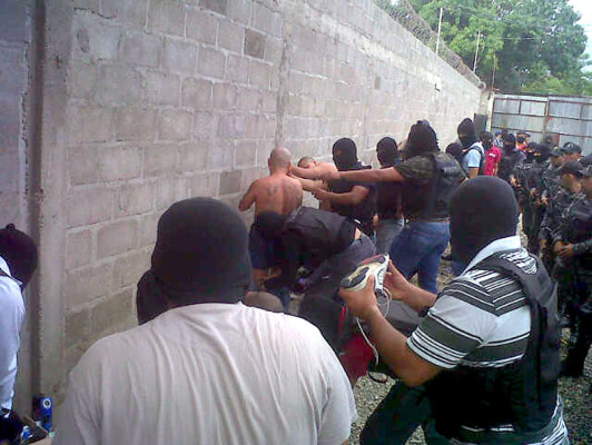 Armas y droga decomisan en operativo en centro penal sampedrano