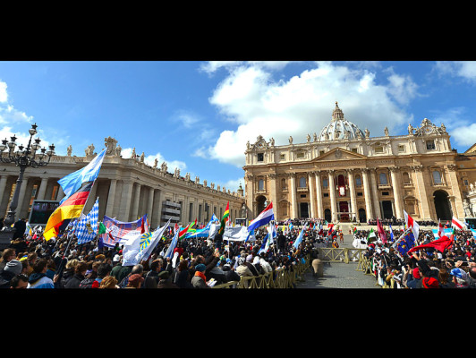 Papa Francisco inicia su era pontificia por los pobres