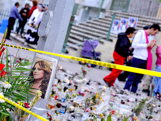 Homenajes espontáneos a Jenni Rivera en México y Estados Unidos