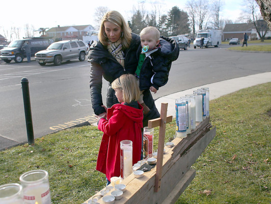 Pueblo de EE UU, destrozado por matanza de 26 personas en escuela