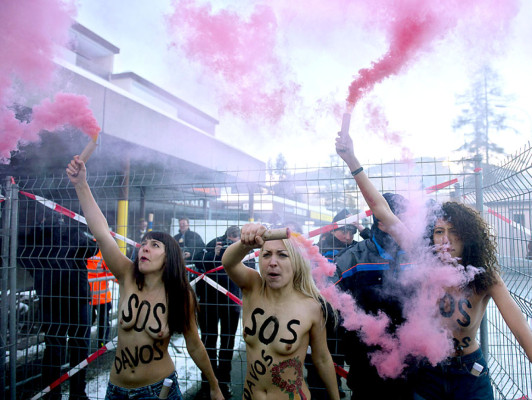 Fotos: Feministas con pechos desnudos protestan en Davos