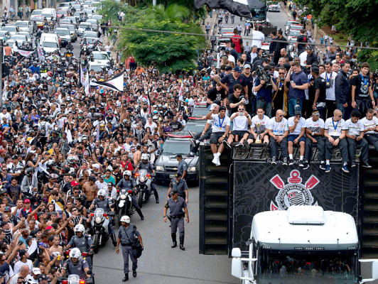 Sao Paulo recibe con fervor al campeón mundial Corinthians