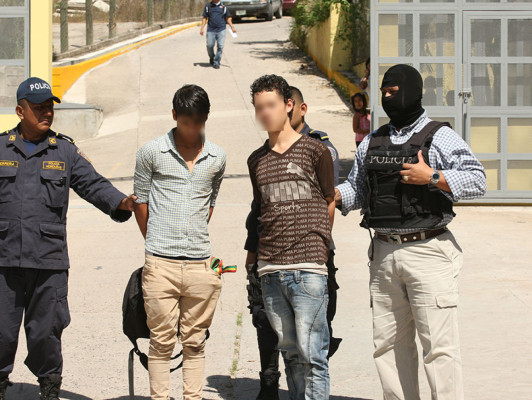 Con arma y marihuana capturan a presuntos pandilleros