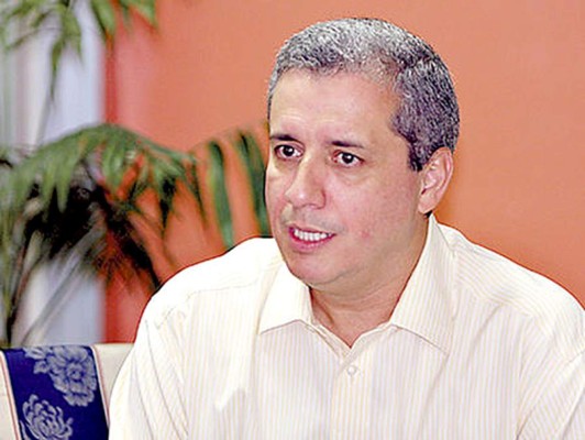 Allanan viviendas del exdirector del IHSS