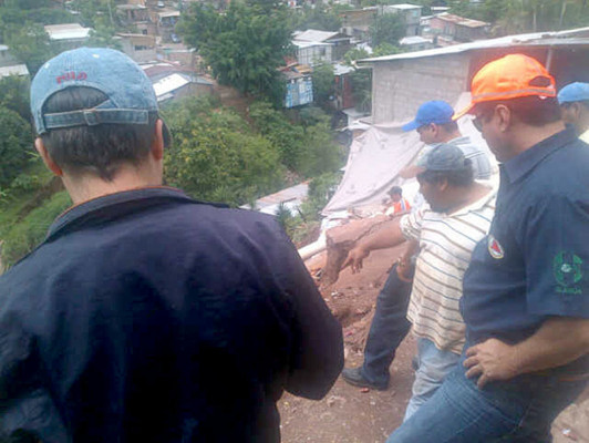 Dos casas más en peligro a causa de lluvias en la colonia Izaguirre