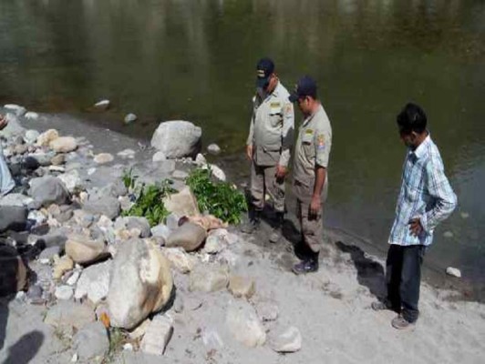 Hallan cadáver de bebé flotando en río