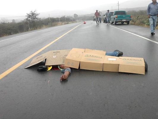 Muere al caer de camión en marcha