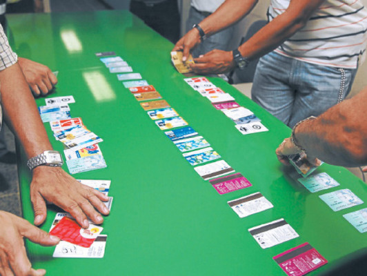 Condenan a colombianos por clonar tarjetas en Honduras