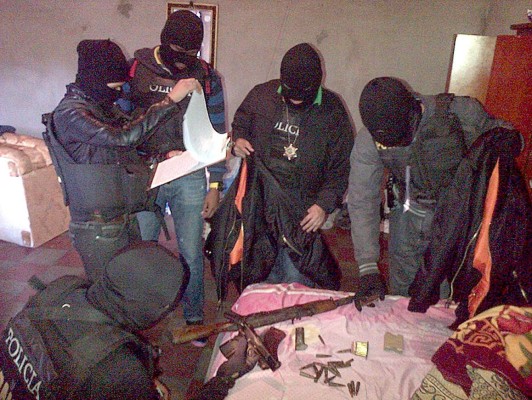 Siete capturados y decomiso de armas en madrugón