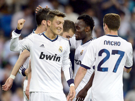 Real Madrid aplasta al Málaga y retrasa fiesta del Barça