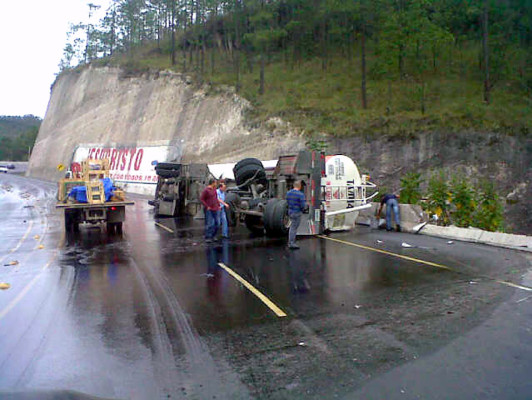 Camión cargado de diésel vuelca en la carretera del norte