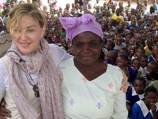 Madonna visita escuelas de Malaui junto a sus hijos adoptivos