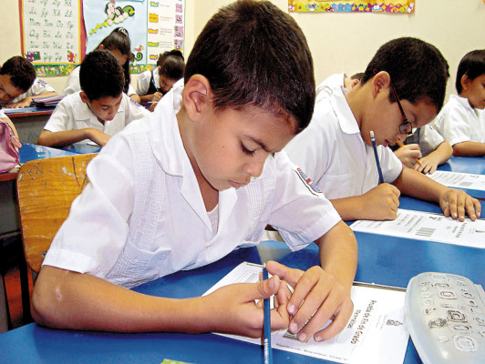 Bilingües realizan pruebas, pero reportan dificultades