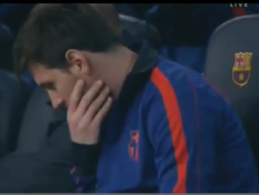 El sufrimiento de Messi en el banquilo ante el PSG