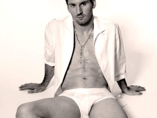 Messi muestra su lado sexy modelando calzoncillos