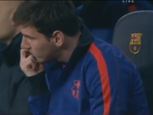 El sufrimiento de Messi en el banquilo ante el PSG