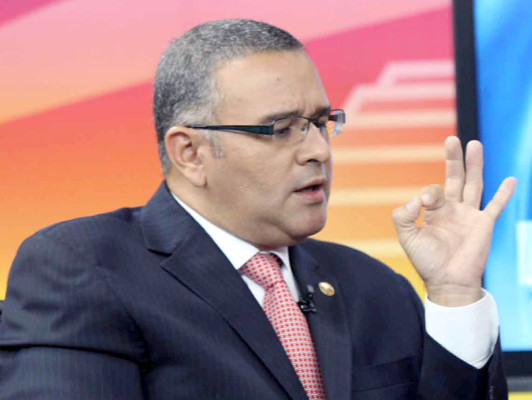 Mauricio Funes explicará al Papa proceso de tregua pandillera